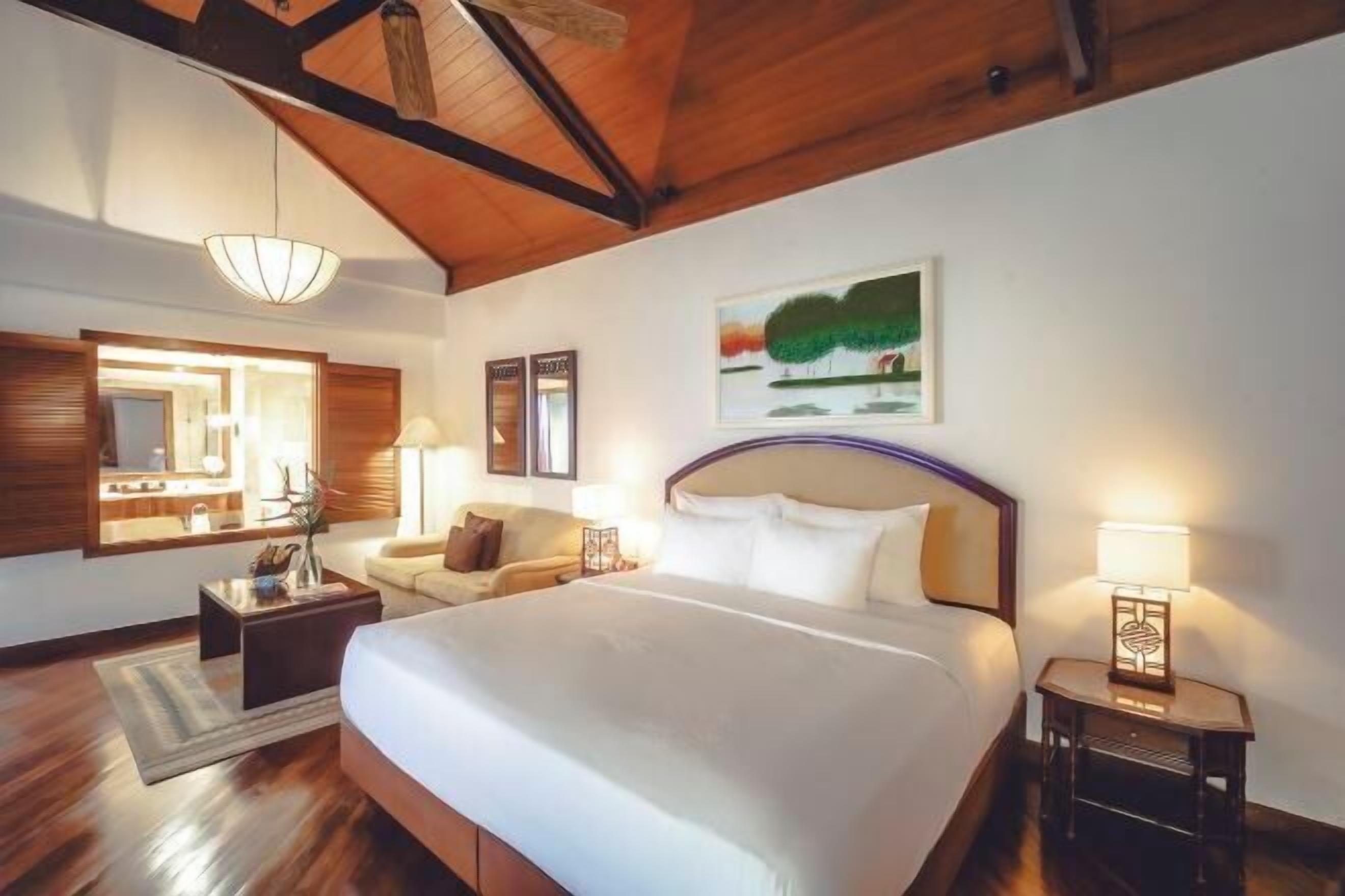 高档床上用品、迷你吧、客房内保险箱、办公桌