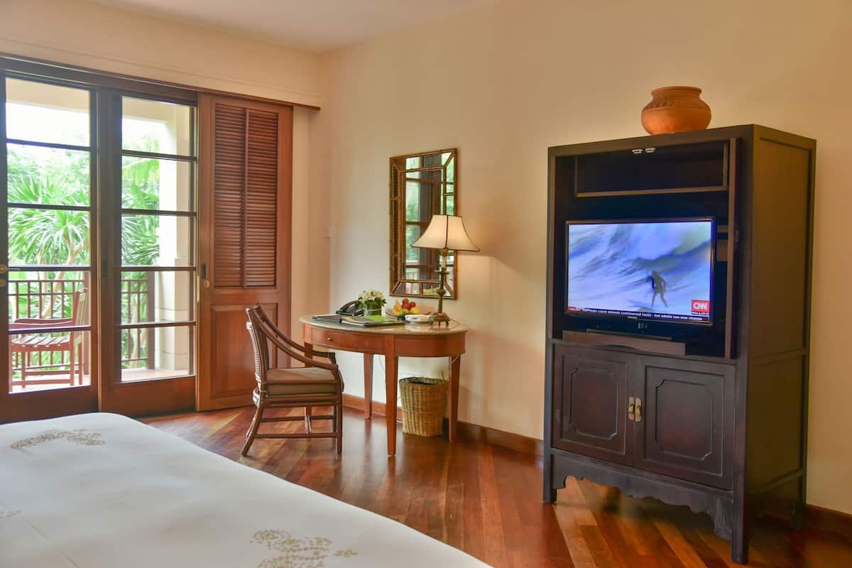 Seprai premium, minibar, brankas, dan meja kerja