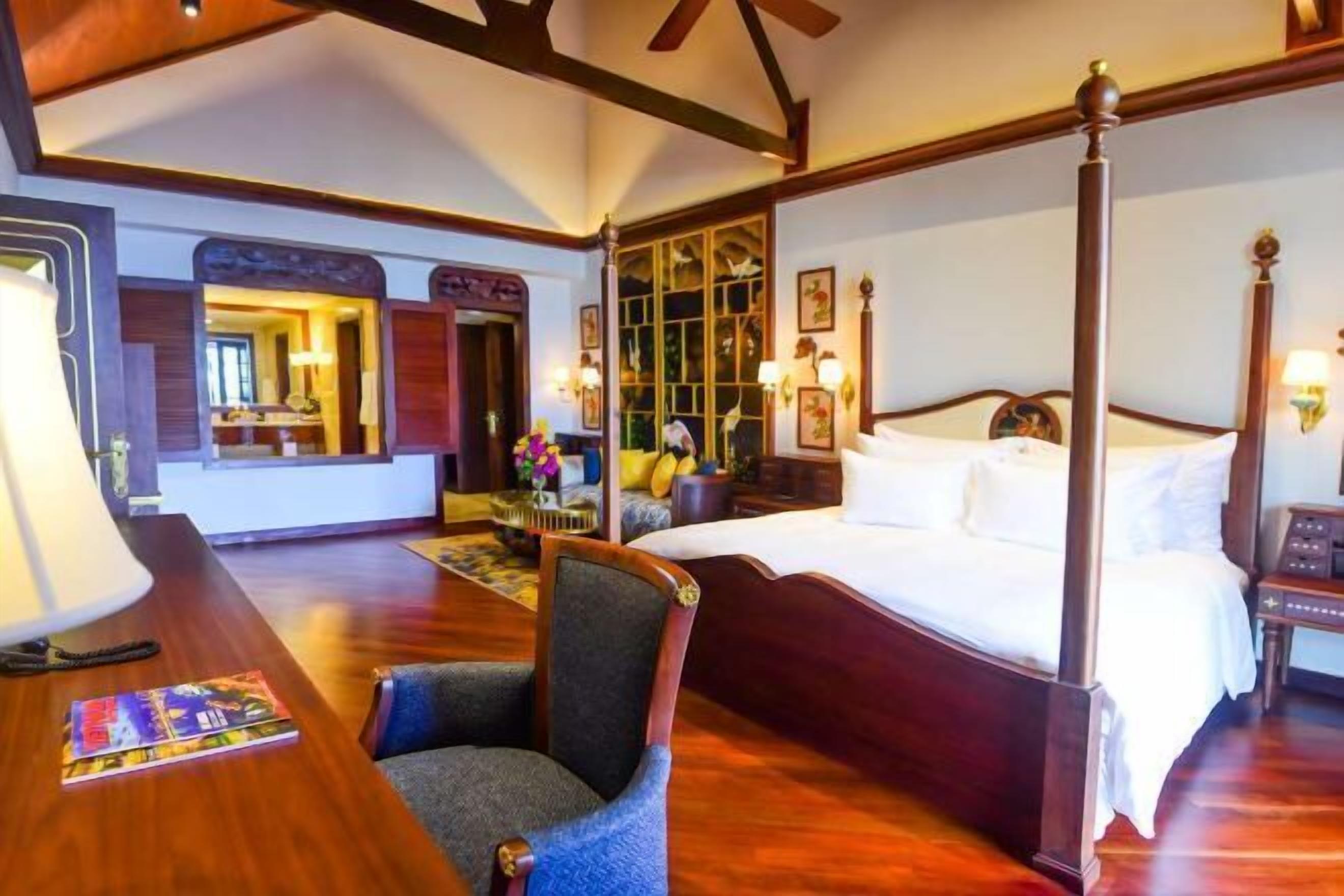 高档床上用品、迷你吧、客房内保险箱、办公桌