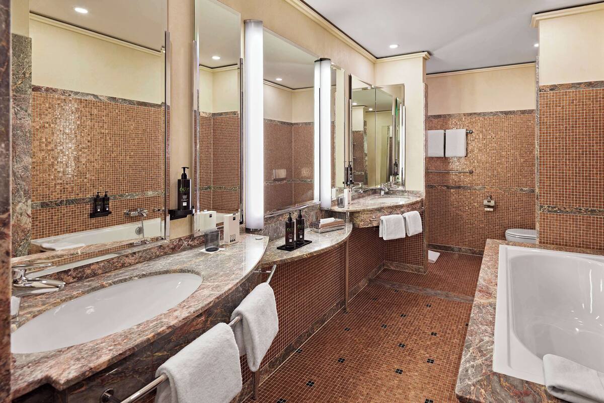 comfort suite | bathroom | free toiletries, hair dryer, towels