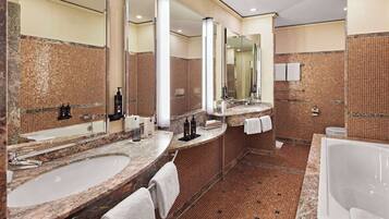 Comfort Suite | Bathroom | Free toiletries, hair dryer, towels