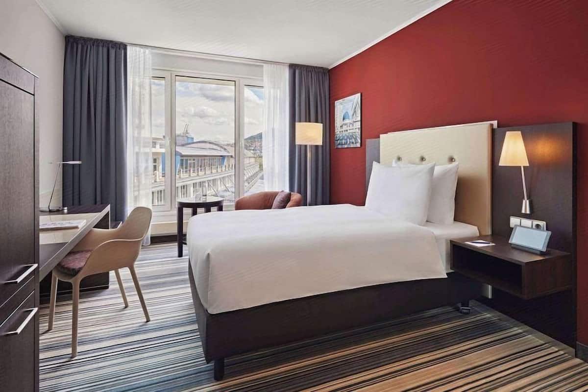 In-room safe, individually decorated, desk, soundproofing