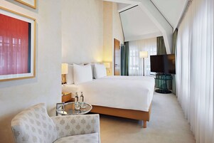 Comfort Suite | Hypo-allergenic bedding, minibar, in-room safe, individually decorated