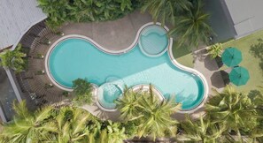 Una piscina al aire libre (de 07:00 a 20:00), tumbonas