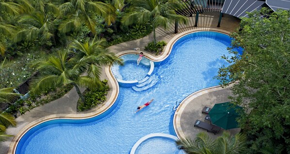 Una piscina al aire libre, tumbonas