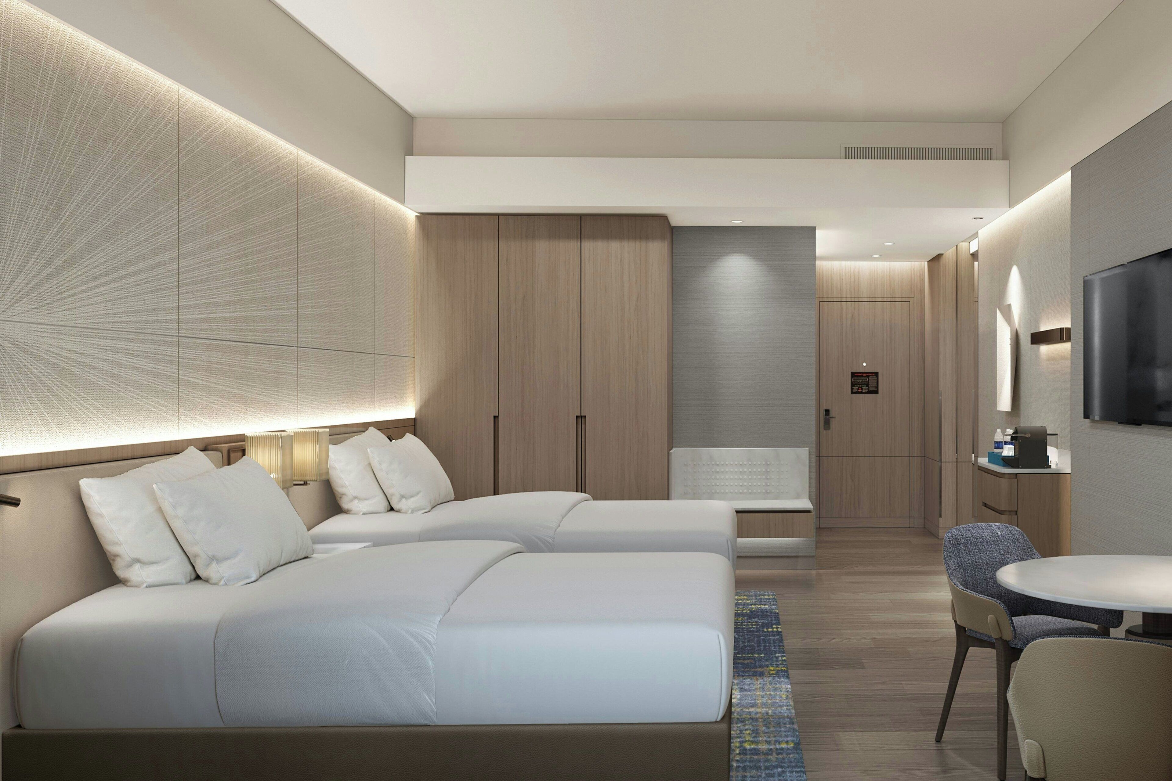 Een kluis op de kamer, een bureau, een strijkplank/strijkijzer