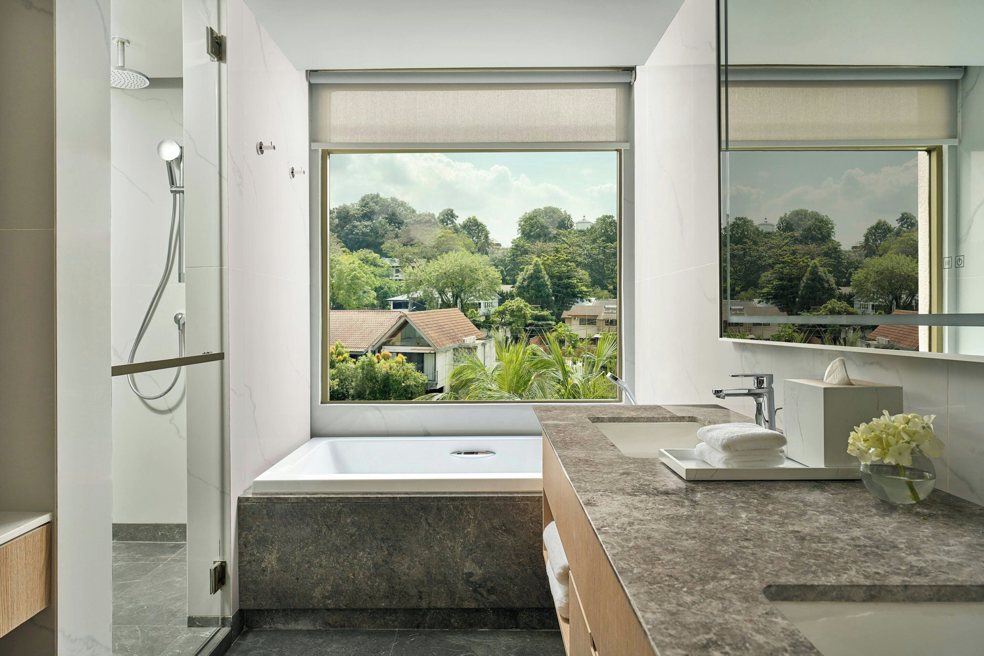 Executive Suite, 1 King Bed, City View | Bathroom | Separate bathtub and shower, deep-soaking bathtub, free toiletries