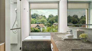 Executive Suite, 1 King Bed, City View | Bathroom | Separate bathtub and shower, deep-soaking bathtub, free toiletries