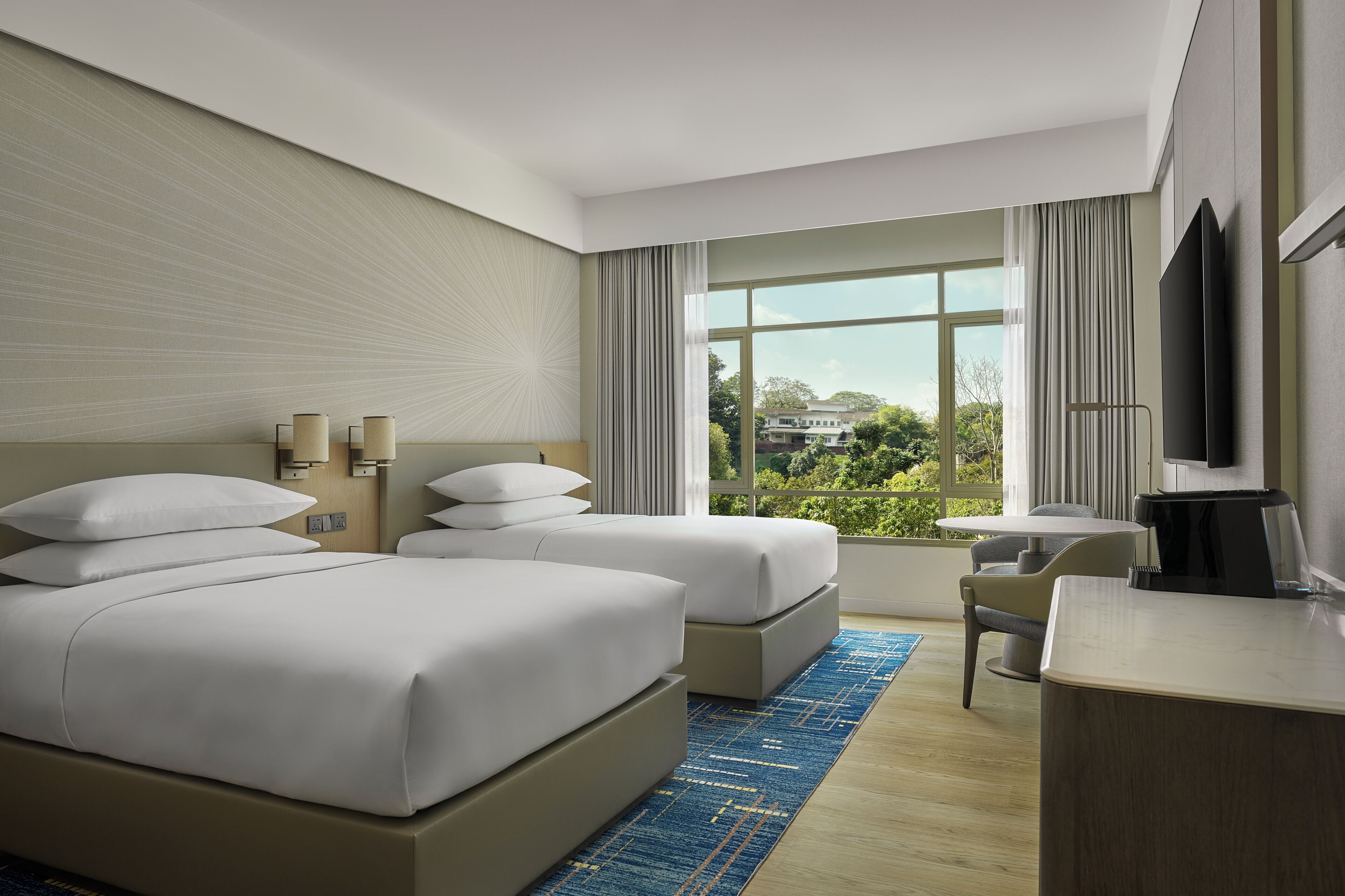 Habitación Deluxe, 2 camas matrimoniales, vista a la ciudad | Ropa de cama de alta calidad y caja de seguridad en la habitación 