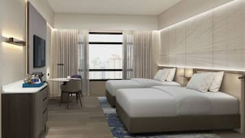 Een kluis op de kamer, een bureau, een strijkplank/strijkijzer