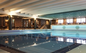 Piscine couverte, chaises longues