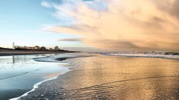Na praia, barracas de praia (sobretaxa), espreguiçadeiras, guarda-sóis