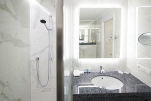 Gratis toiletartikler, hårtørrer, badekåber, hjemmesko