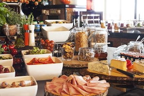 Frokostbuffé hver dag (mot et tillegg)