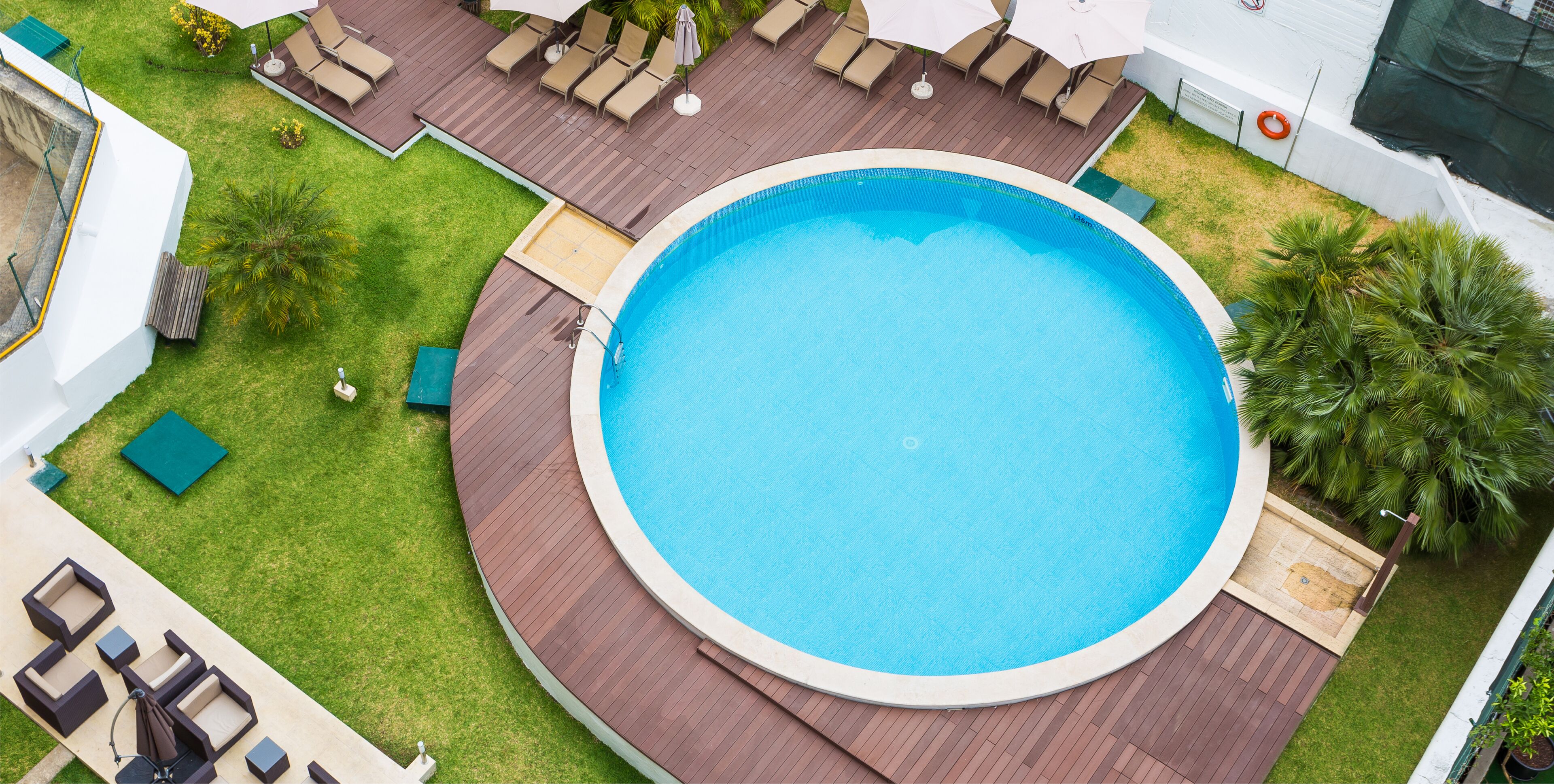 室外泳池；躺椅