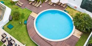 Utomhuspool och solstolar
