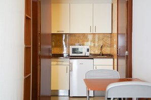 Appartement Classique, 1 chambre, cuisine | Cuisine privée | Réfrigérateur, micro-ondes, plaque de cuisson, cafetière/bouilloire