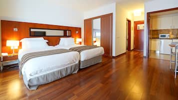 Hypo-allergenic bedding, minibar, in-room safe, desk