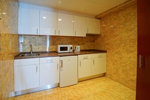 Standard Apartment, 1 Bedroom, Kitchen | Private kitchenette | Fridge, microwave, stovetop, coffee/tea maker