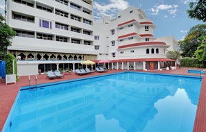 Una piscina al aire libre