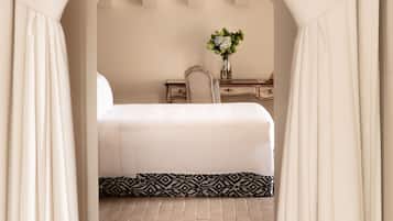 Grand Suite | Minibar, in-room safe, desk, blackout drapes