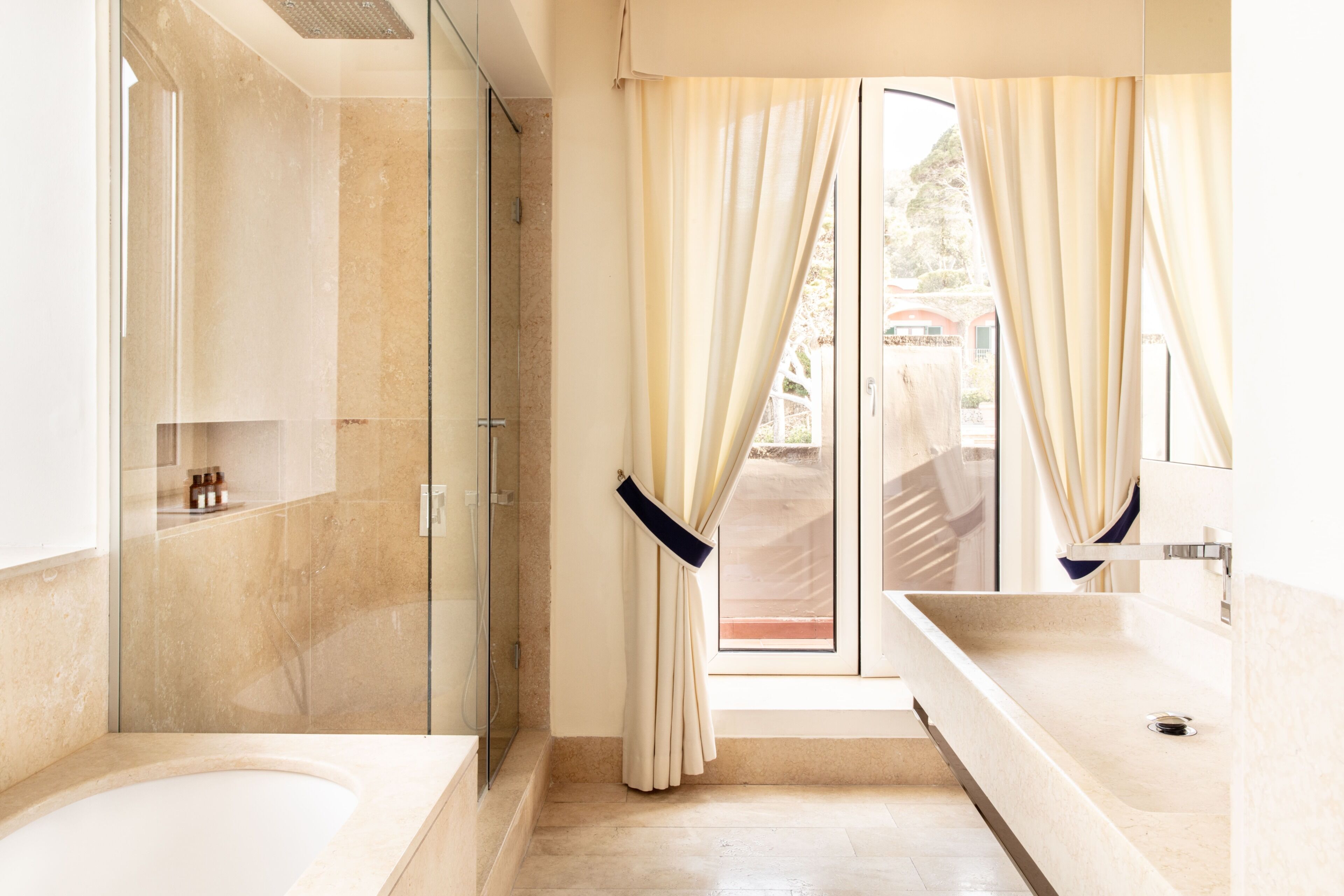 Ein modernes Badezimmer mit einer Badewanne, einer Dusche und einem Waschbecken.