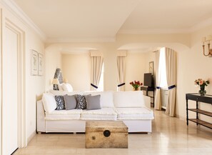 Bellevue Suite | Minibar, in-room safe, desk, blackout drapes