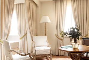 Deluxe Room | Minibar, Zimmersafe, Schreibtisch, Verdunkelungsvorhänge