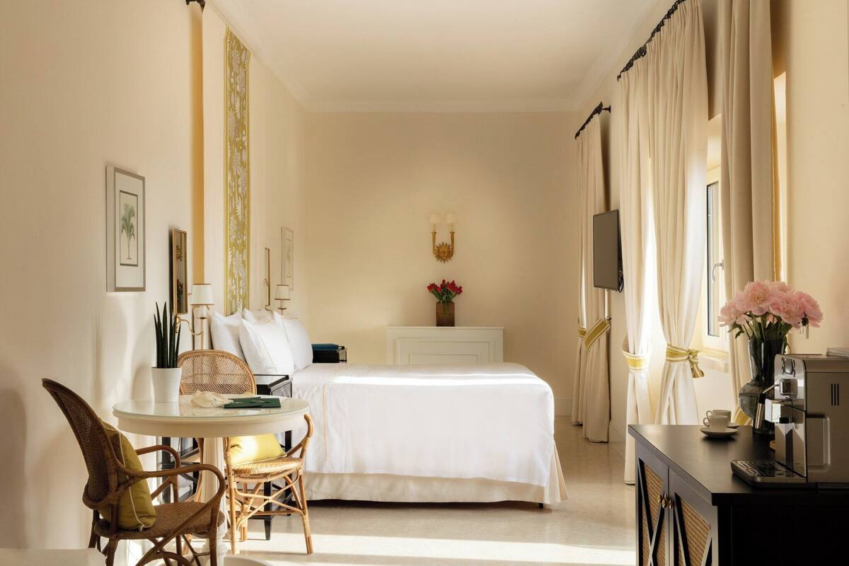 Suite Deluxe | Minibar, caja de seguridad en la habitación y escritorio