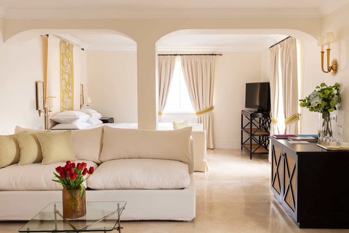 Deluxe Suite | Minibar, in-room safe, desk, blackout drapes