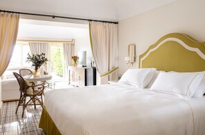 Suite – deluxe | Minibar, safe på rommet, skrivebord og blendingsgardiner