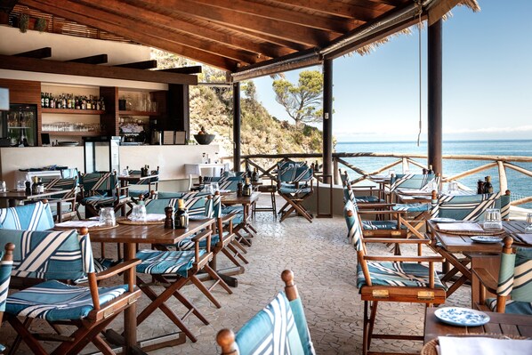2 restaurants, breakfast, lunch, dinner served; Italian cuisine 
