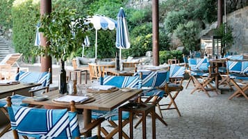 2 restaurants, breakfast, lunch, dinner served; Italian cuisine