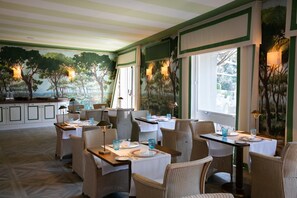 2 restaurants, breakfast, lunch, dinner served; Italian cuisine 
