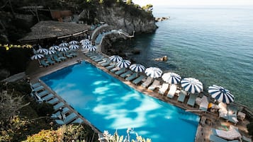 3 piscines couvertes, piscine extérieure, parasols de plage