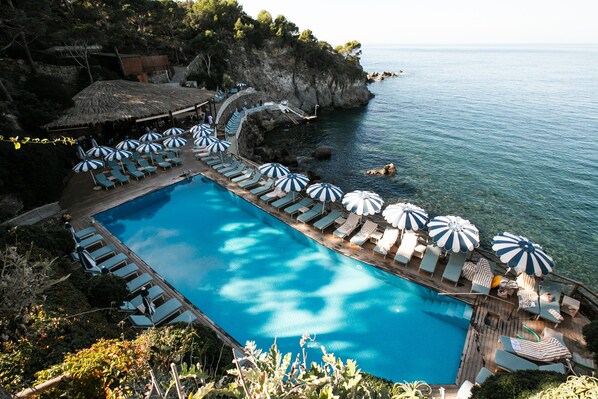 3 piscines couvertes, piscine extérieure, parasols de plage