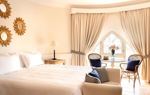 Junior Suite | Minibar, in-room safe, desk, blackout drapes