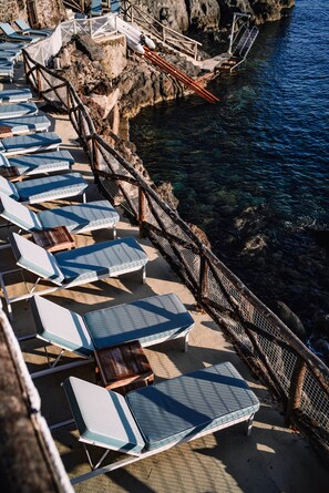 Privéstrand vlakbij, ligstoelen, parasols, strandlakens