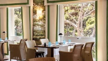 2 restaurants servant le petit déjeuner, spécialités Cuisine italienne