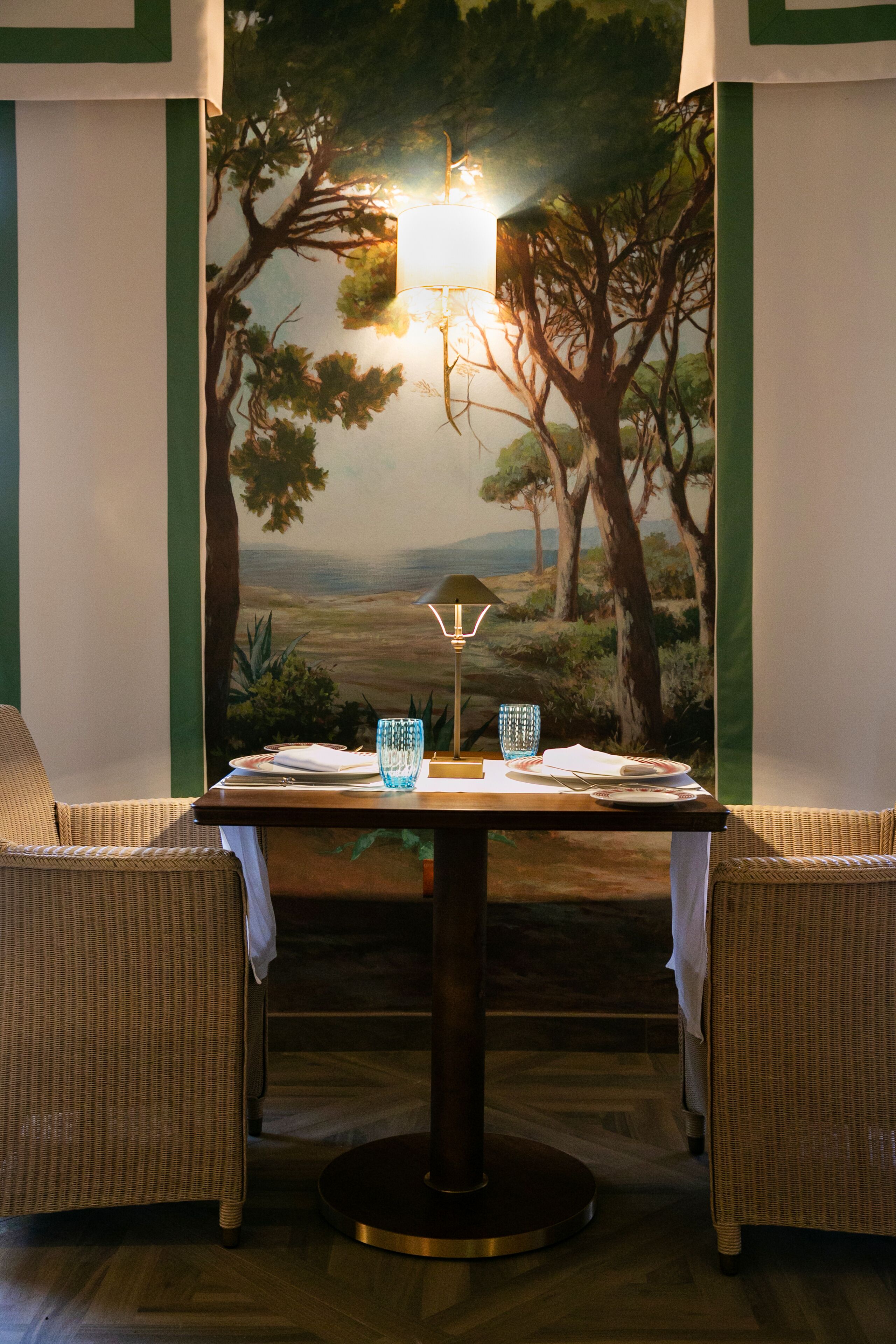 2 restaurants, breakfast, lunch, dinner served; italian cuisine