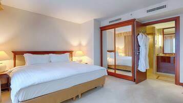 Een kluis op de kamer, een bureau, geluiddichte muren