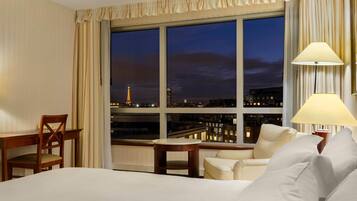 华丽客房 (with views over Eiffel Tower) | 客房内保险箱、办公桌、笔记本电脑工作区、隔音