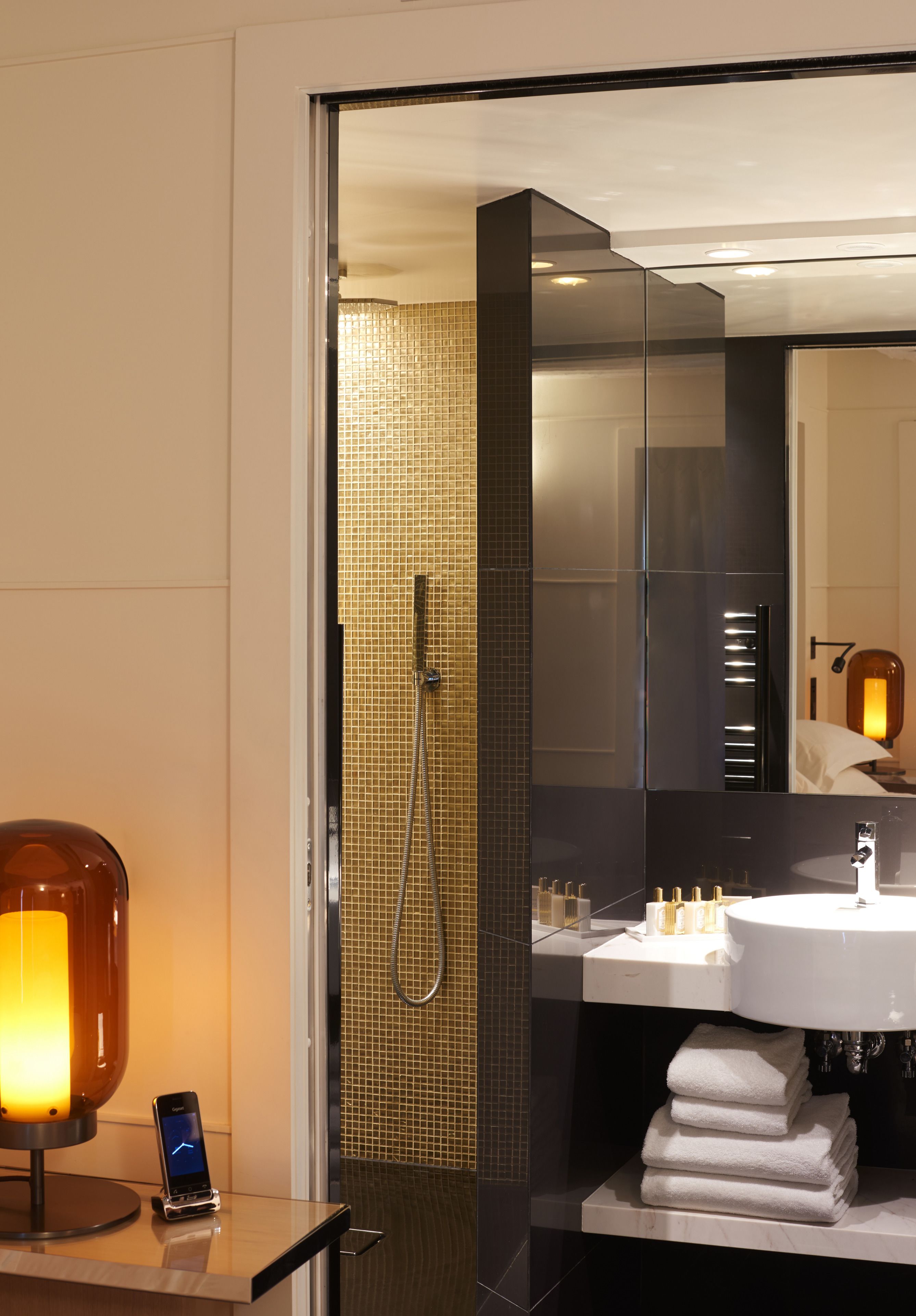 Ropa de cama de alta calidad, colchones con acolchado adicional, minibar