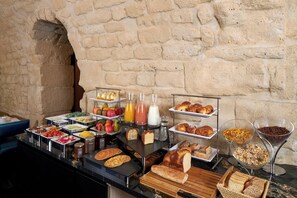 Petit déjeuner buffet (24 EUR par personne)