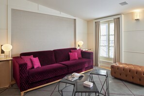 Suite and Balcony | Oppholdsområde | Flatskjerm-TV