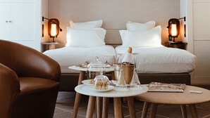 Junior Suite Madeleine view | Peralatan tempat tidur premium, tilam berlapik, bar mini 