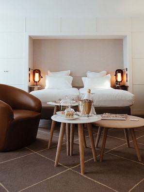 أغطية فراش متميزة وأسرّة بطبقة علوية مريحة وميني بار وخزنة داخل الغرفة