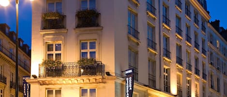 Facciata della struttura - sera/notte