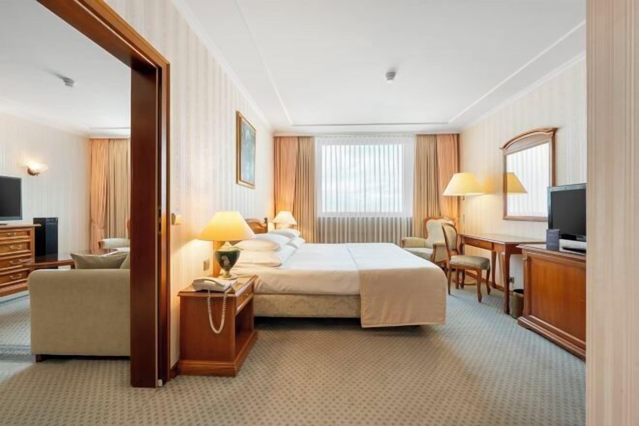 Literie hypoallergénique, coffres-forts dans les chambres, bureau