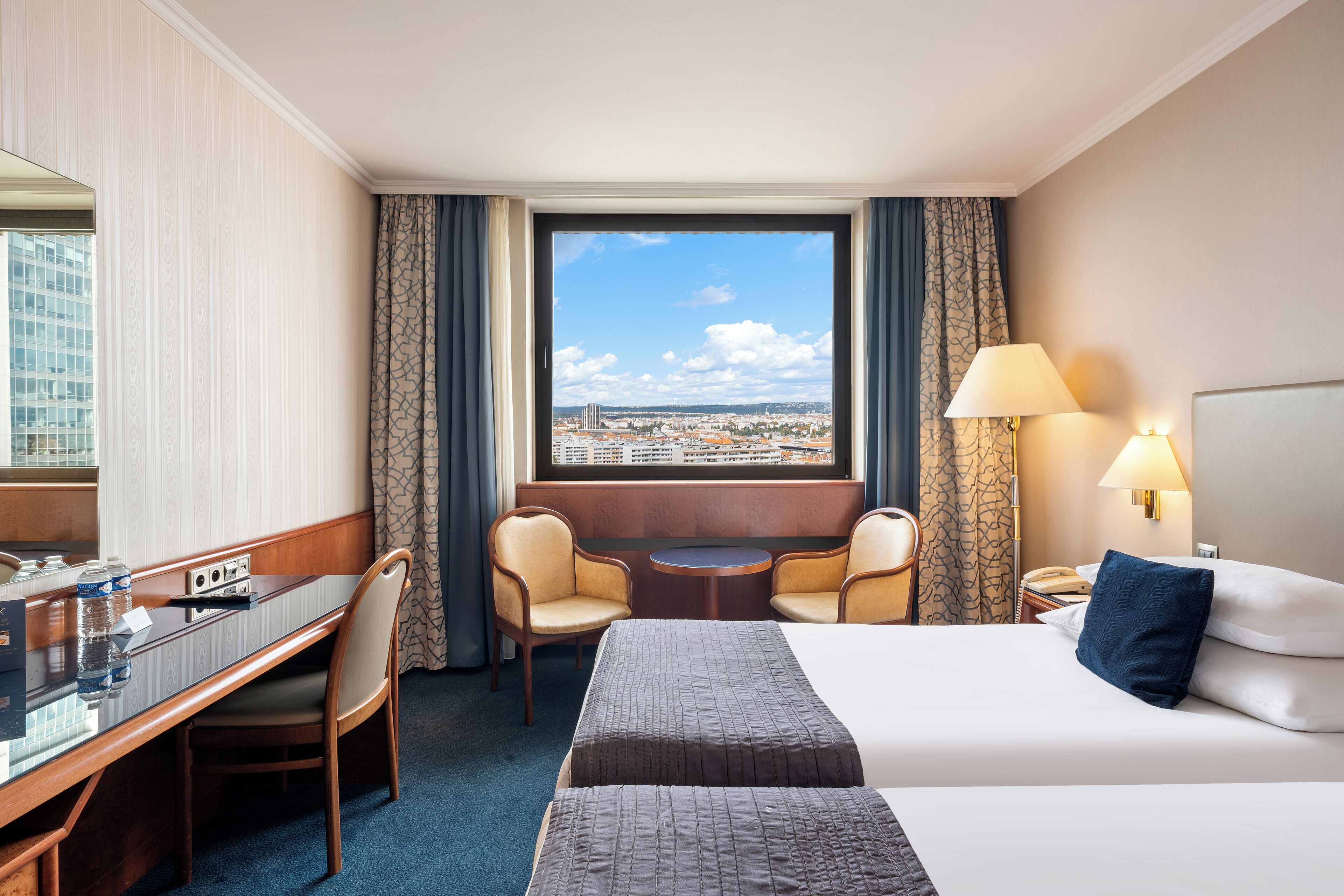 Ropa de cama hipoalergénica y caja de seguridad en la habitación 